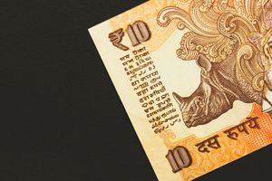 an image of a 100 rupee note
